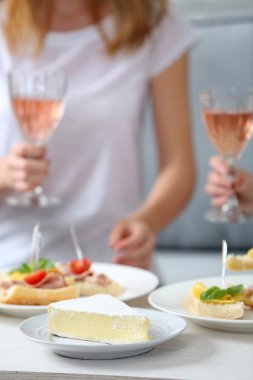 Arkadaşlar el ile gözlük şarap ve aperatifler