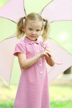 küçük sarışın kız 