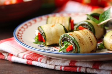 Peynir, biber ve roka ile kabak rulo