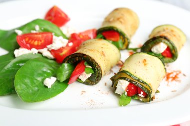 Peynir, biber ve roka ile kabak rulo