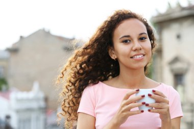 yaz terası kahve içme kadın