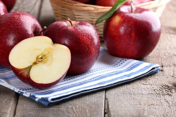 Manzanas rojas maduras en la mesa de cerca — Foto de Stock