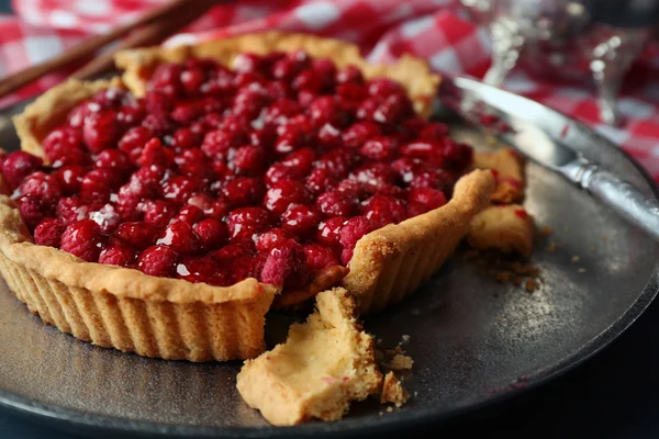 Tart with raspberries on tray, on wooden background — Stock Photo, Image