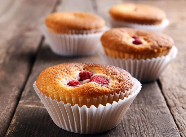 Délicieux cupcake aux baies sur table en bois close up — Photo