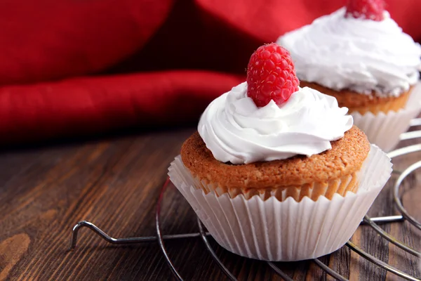 Delicious cupcakes with berries on table close up — Stock Photo, Image