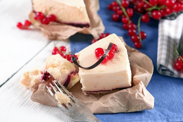 Smakelijke cheesecake met bessen op tafel close-up — Stockfoto