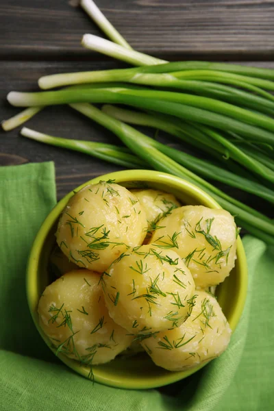 Patate bollite con verdi in boccia su tavolo da vicino — Foto Stock