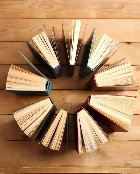 Corazón de los libros, sobre fondo de madera — Foto de Stock