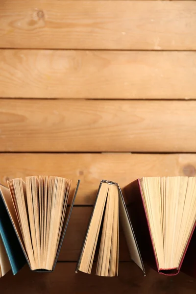 Coração de livros, em fundo de madeira — Fotografia de Stock