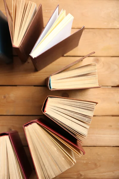Corazón de los libros, sobre fondo de madera — Foto de Stock