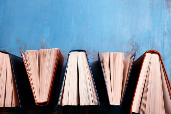 Corazón de los libros, sobre fondo de madera — Foto de Stock