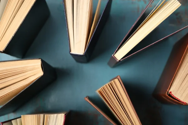 Coração de livros, em fundo de madeira — Fotografia de Stock