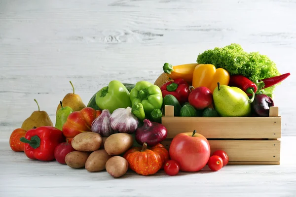 Altura de frutas e legumes frescos no fundo de madeira — Fotografia de Stock