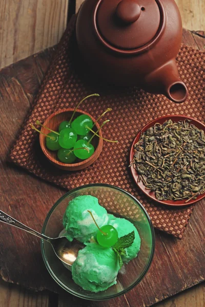 Zelfgemaakte groene thee consumptie-ijs op donkere houten achtergrond — Stockfoto
