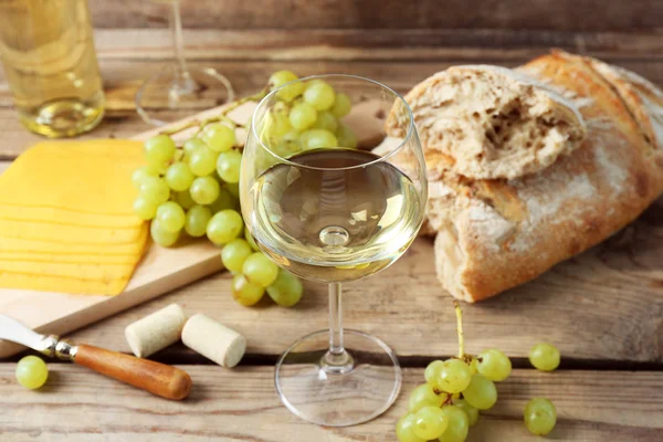 Natura morta di vino, uva, formaggio — Foto Stock