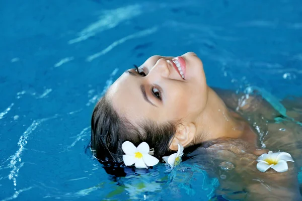Vacker ung kvinna vid poolen — Stockfoto