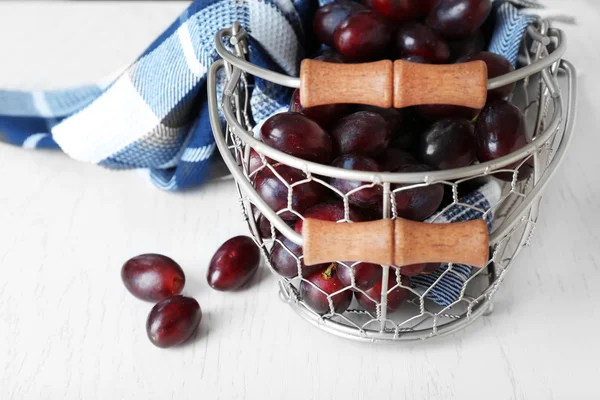 Uvas maduras en canasta sobre mesa de cerca —  Fotos de Stock