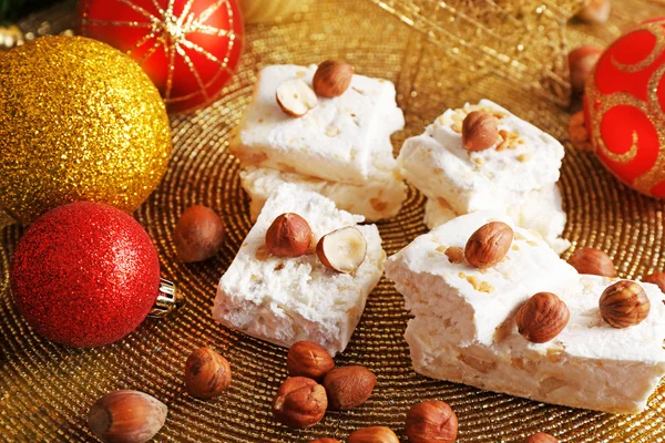 Édes csokit, mogyorót és karácsonyi dekorációs asztal közelről — Stock Fotó