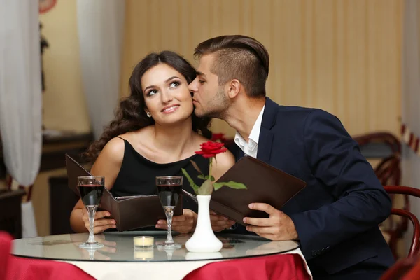 Glückliches Paar im Restaurant — Stockfoto