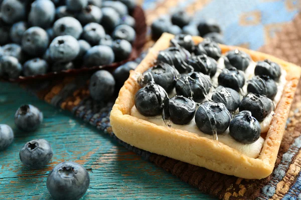 Gastronomische verse bosbessen taart op tafel — Stockfoto