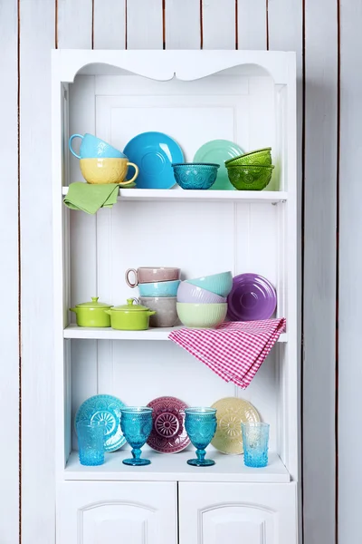Limpia vasos, platos y cubiertos — Foto de Stock