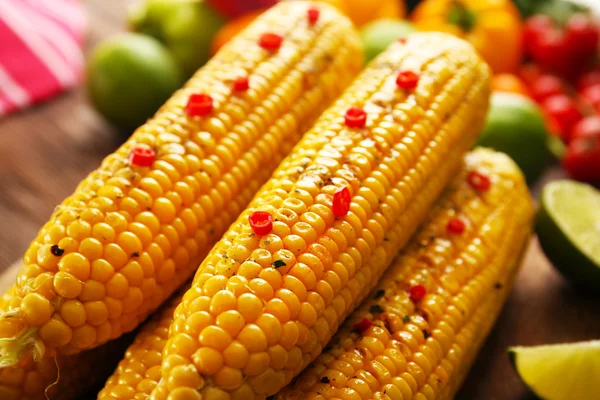 Sabroso maíz a la parrilla con verduras, de cerca —  Fotos de Stock