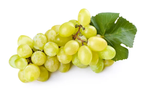 Uva jugosa con hoja aislada sobre blanco — Foto de Stock