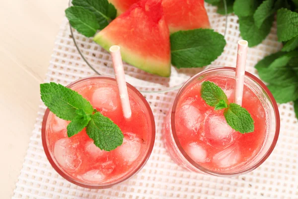 Koude watermeloen desserts en dranken in glazen, op houten tafel achtergrond — Stockfoto