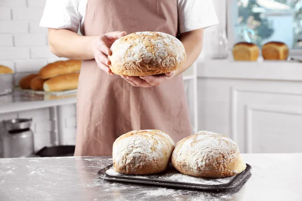 Baker verificando pão recém-assado — Fotografia de Stock