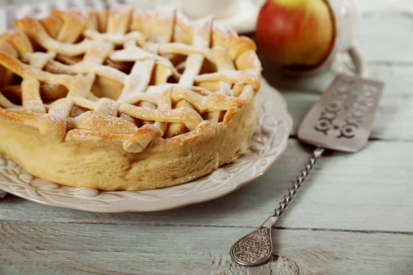 Domácí jablečný koláč na dřevěném pozadí — Stock fotografie