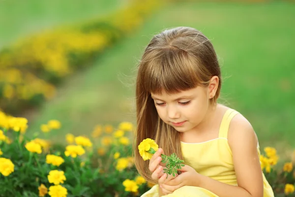 Ragazzina con fiori — Foto Stock