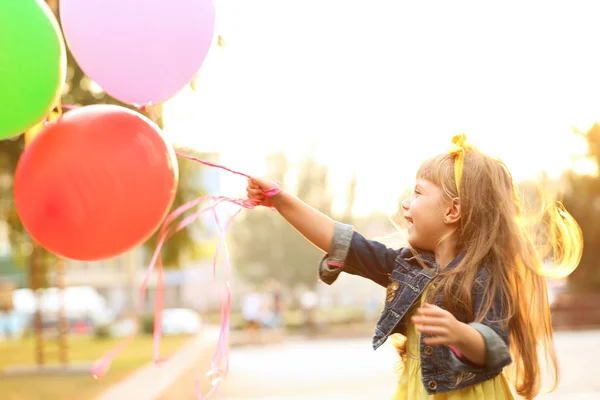 Holčička s balónky — Stock fotografie