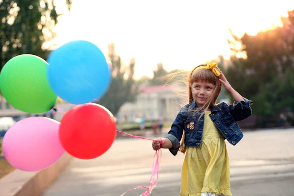 Dziewczynka z balonami — Zdjęcie stockowe