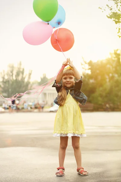 Liten flicka med ballonger — Stockfoto