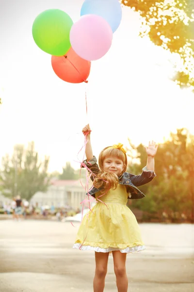 Kleines Mädchen mit Luftballons — Stockfoto