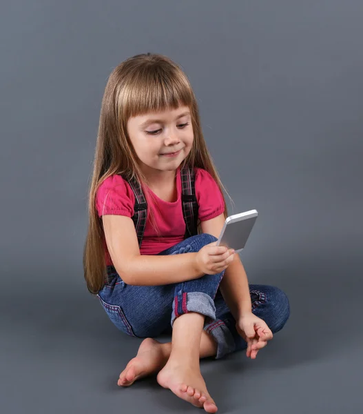 Hermosa niña ne, sobre fondo gris —  Fotos de Stock