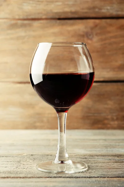 Verre de vin rouge sur table en bois — Photo