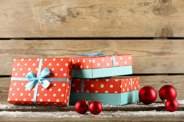 Cajas de regalo sobre fondo de madera — Foto de Stock