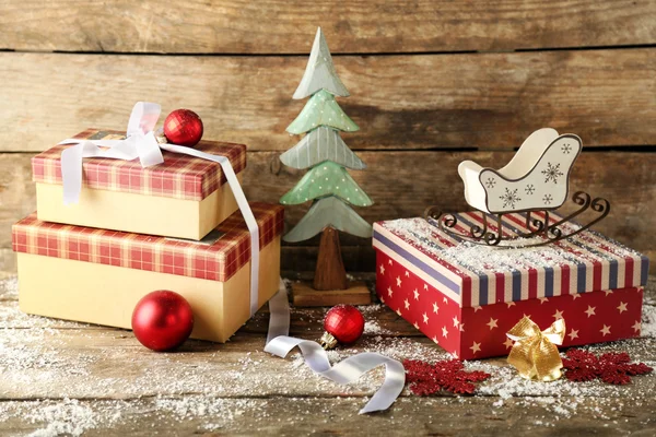 Cajas de regalo sobre fondo de madera — Foto de Stock