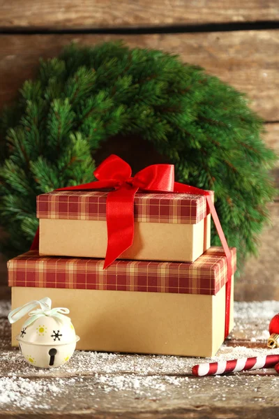 Cajas de regalo sobre fondo de madera — Foto de Stock