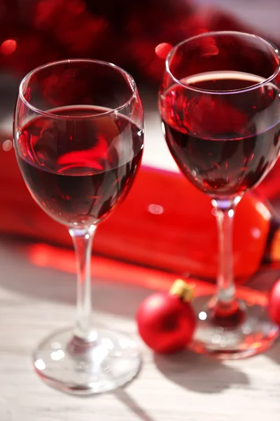Víno a Vánoční dekorace na dřevěný stůl — Stock fotografie