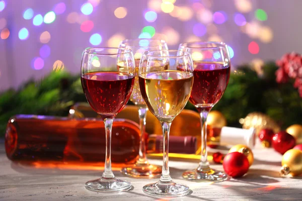 Vinho e decoração de Natal em fundo brilhante — Fotografia de Stock