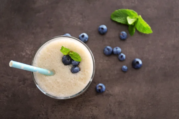 Chutné jogurt s borůvkami a máta na šedém pozadí — Stock fotografie