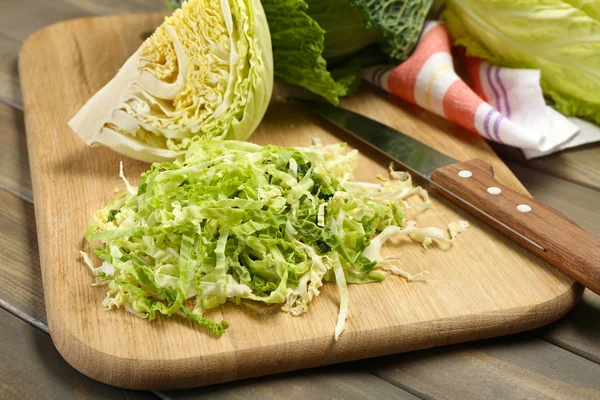 Cut savoy cabbage on wooden cutting board — Stock Photo, Image