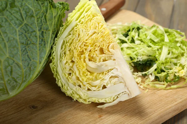 Cut savoy cabbage on cutting board closeup — Stock Photo, Image