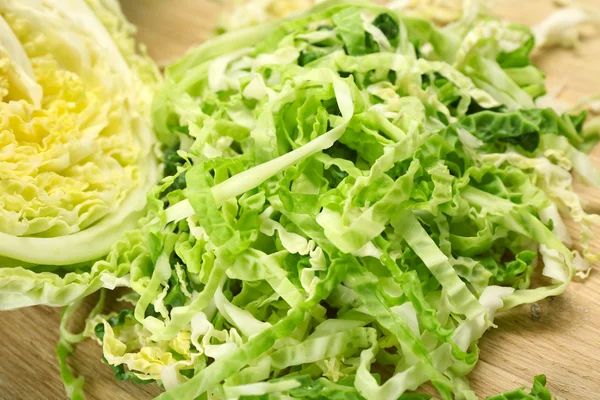 Cut savoy cabbage on cutting board closeup — Stock Photo, Image