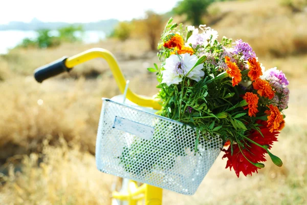 Bicycle with bouquet of flowers — Stock Photo, Image