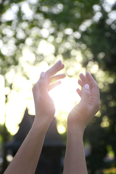 Manos en el cielo de luz solar — Foto de Stock