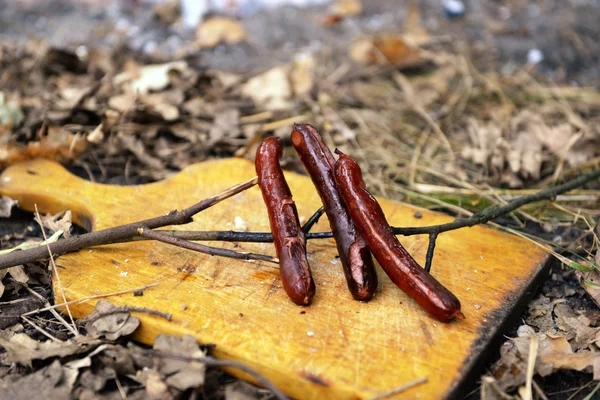 Embutidos a la parrilla en la madera — Foto de Stock