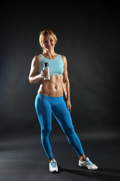 Mujer atlética con botella de agua —  Fotos de Stock